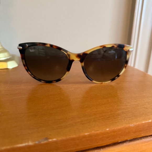 Tortoise Shell Gucci Sunglasses with Bamboo shaped earpieces - Picture 8 of 8